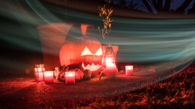 Damit der Kürbis auch noch an Halloween schaurig schön aussieht, gibt es beim Aushöhlen und Schnitzen einiges zu beachten. (Foto: Christin Klose/dpa-tmn)