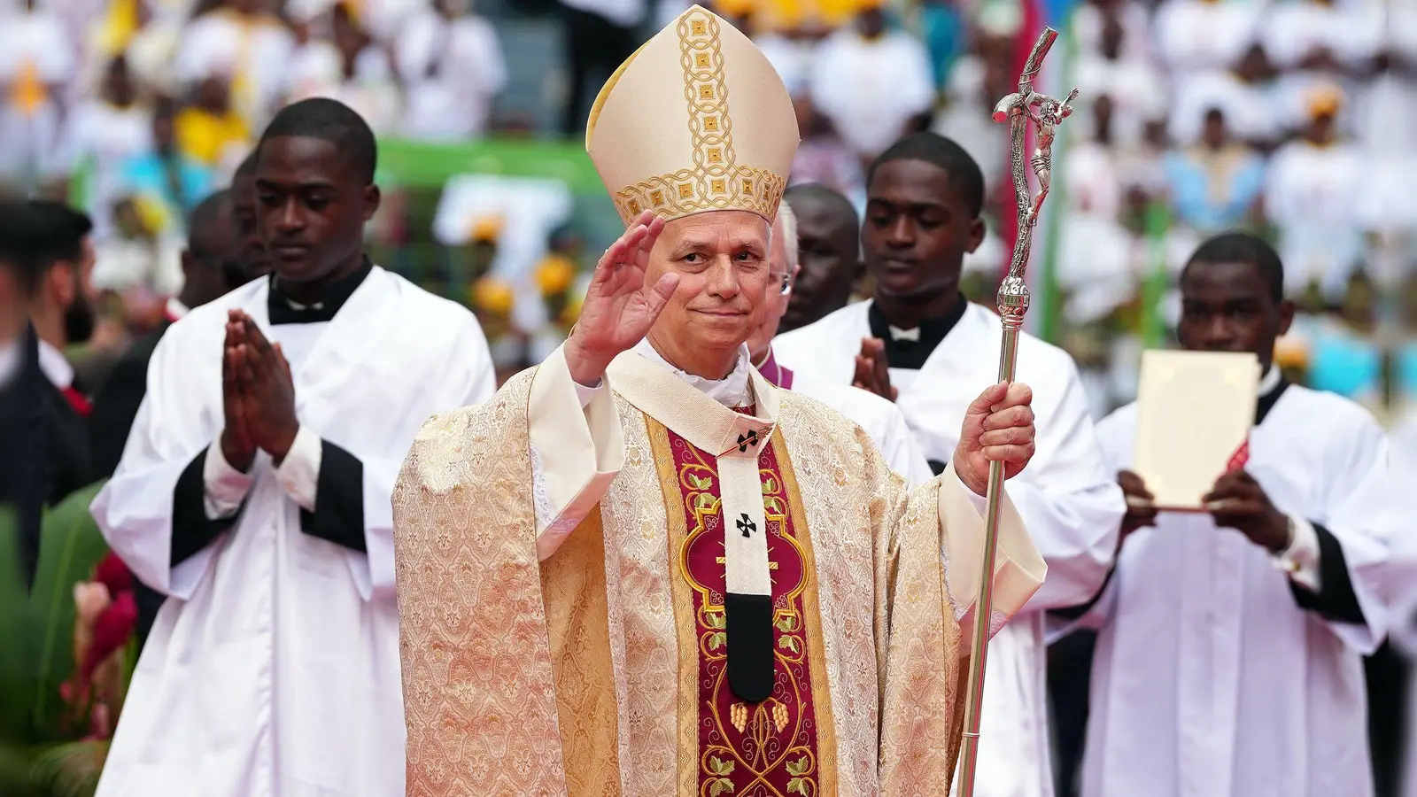 Papst Leo XIV. bei seiner letzten Messe in Afrika. (Foto: Misper Apawu/AP/dpa)