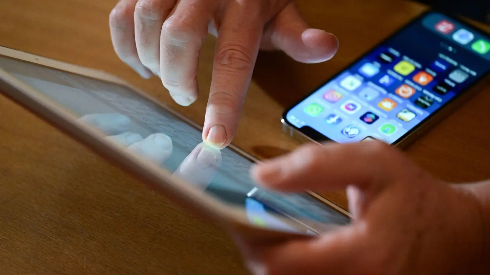 Endlich unabhängig: WhatsApp auf dem iPad funktioniert auch ohne verbundenes Handy. (Foto: Bernd Weißbrod/dpa/dpa-tmn)