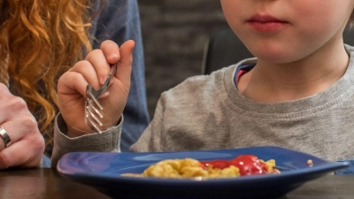 Auch wenn zu Hause die Regeln beim Essen nicht so streng sind, sollten Eltern ihren Kindern beibringen, dass es im Restaurant oder bei Feierlichkeiten förmlicher zugeht. (Foto: Christin Klose/dpa-tmn/dpa)