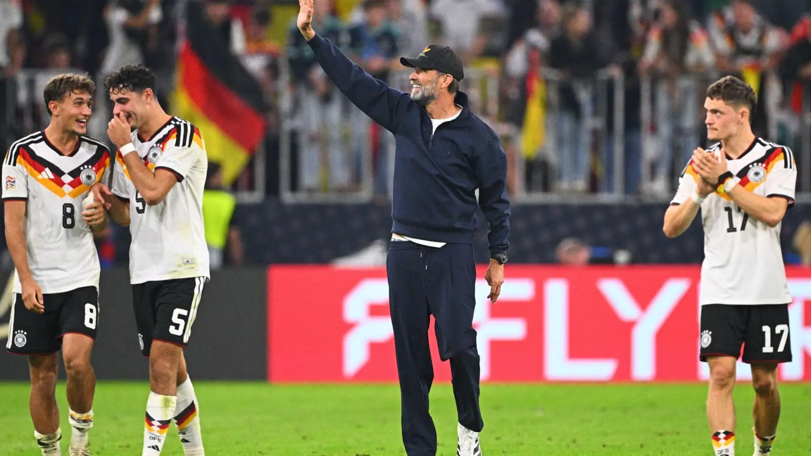 Jürgen Klopp mit seinem famosen Mittelfeld-Trio nach dem Spiel. (Foto: Tom Weller/dpa)