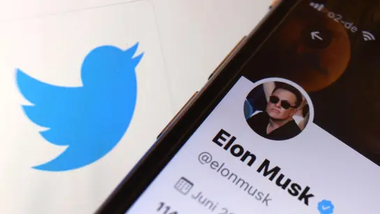 Elon Musk verfolgt den angestrebten Kauf von Twitter erst mal nicht weiter. (Foto: Karl-Josef Hildenbrand/dpa)
