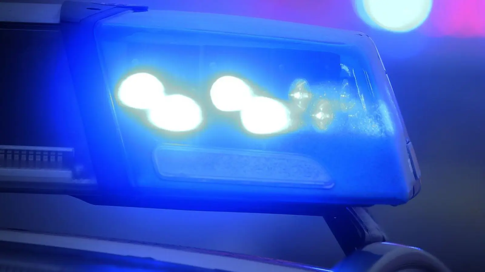 Zahlreiche Beamte durchsuchen am Samstag mehrere Wohnungen und Gaststätten. (Symbolbild) (Foto: Karl-Josef Hildenbrand/dpa)