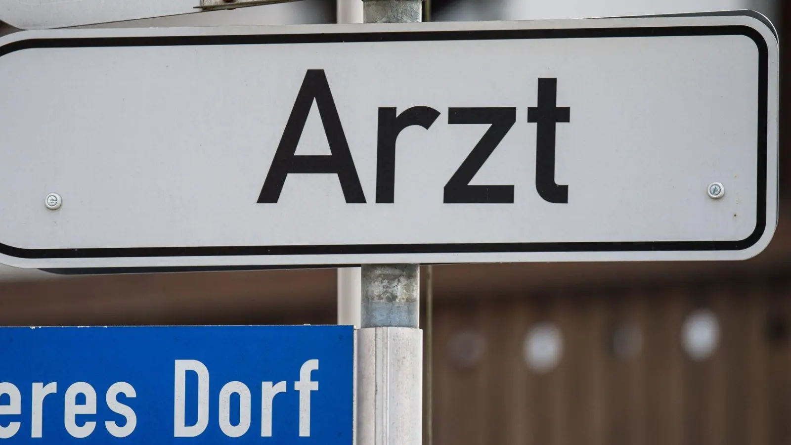 Prämien sollen die medizinische Versorgung auf dem Land sichern. Symbolbild) (Foto: Armin Weigel/dpa)