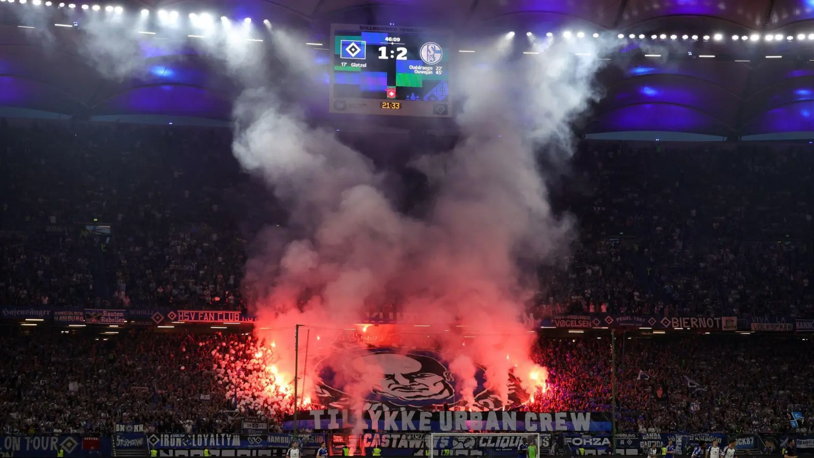 Der Hamburger SV schlägt ein Pilotprojekt zur Legalisierung von Pyrotechnik in Fußball-Stadien vor. (Foto: Christian Charisius/dpa)
