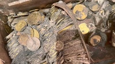 So sah der Münzschatz aus, als er aus der Erde geholt wurde. (Foto: -/Nusmismatica Ars Classic/dpa)
