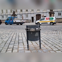 Die Mülleimer, die mit einem Pfandring ausgestattet sind, befinden sich am Martin-Luther-Platz, am Schlossplatz, am Bahnhof und beim Brücken-Center. (Foto: Florian Schwab)