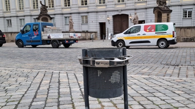 Die Mülleimer, die mit einem Pfandring ausgestattet sind, befinden sich am Martin-Luther-Platz, am Schlossplatz, am Bahnhof und beim Brücken-Center. (Foto: Florian Schwab)