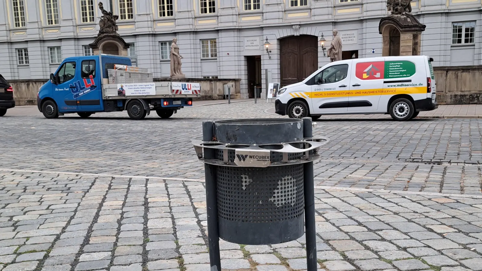 Die Mülleimer, die mit einem Pfandring ausgestattet sind, befinden sich am Martin-Luther-Platz, am Schlossplatz, am Bahnhof und beim Brücken-Center. (Foto: Florian Schwab)