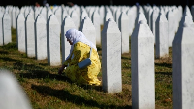 Erstmals wurde das Massaker von Srebrenica als Internationaler Gedenktag begangen. (Foto: Darko Bandic/AP/dpa)