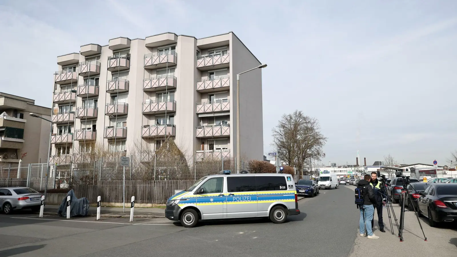 In einem Mehrfamilienhaus in Nürnberg hat ein Polizist im vergangenen März auf einen 38-Jährigen geschossen und ihn tödlich verletzt. (Archivbild)  (Foto: Daniel Löb/dpa)