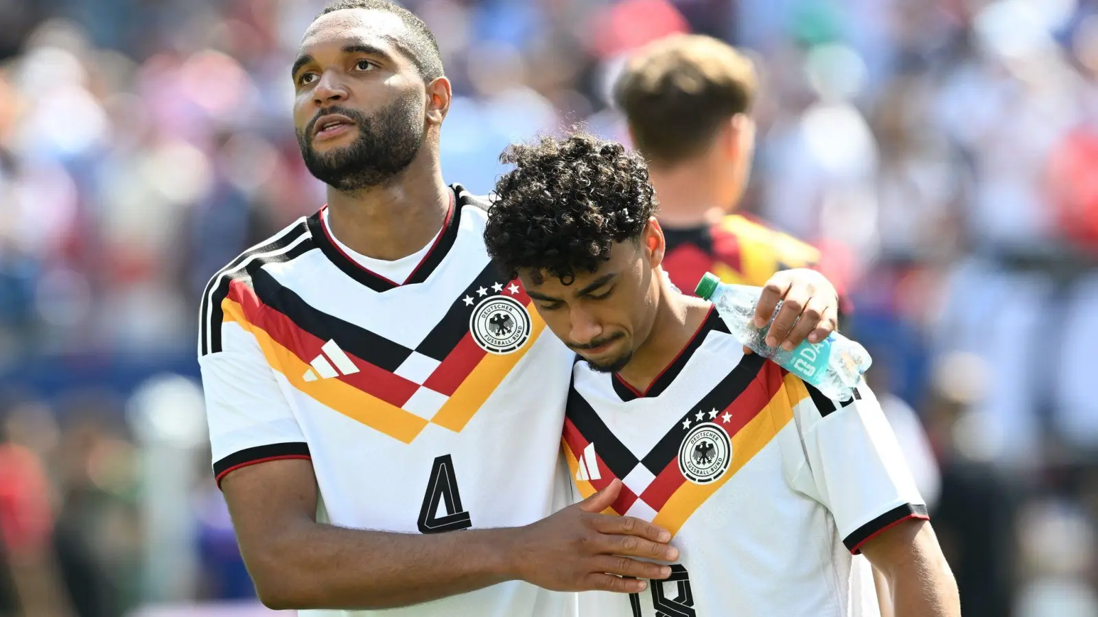 Bald auch im Verein Teamkollegen: Jonathan Tah (links) und der offenbar vom FC Bayern umworbene Nathaniel Brown (rechts). (Foto: Federico Gambarini/dpa)