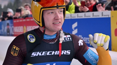 Max Langenhan gewann den Sprint in Oberhof vor seinem Dauerrivalen Jonas Müller aus Österreich. (Foto: Martin Schutt/dpa)