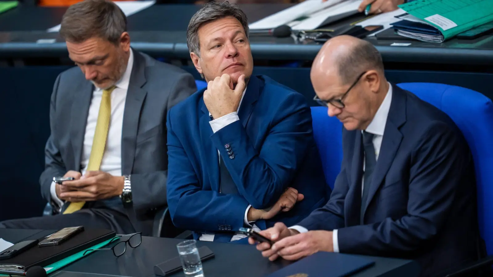 Finanzminister Christian Lindner neben Wirtschaftsminister Robert Habeck und Bundeskanzler Olaf Scholz (v.l.n.r.) während einer Bundestagssitzung. (Foto: Michael Kappeler/dpa)