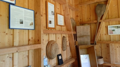 „Brot – Vielfalt und Genuss“ lautet das Thema der Ausstellung, die noch bis zum 31. Mai in der Schutzhütte am Naturerlebnis Kappelbuck in Beyerberg zu sehen ist. Es werden auch historische Werkzeuge gezeigt. (Foto: Lilly Engelhard)
