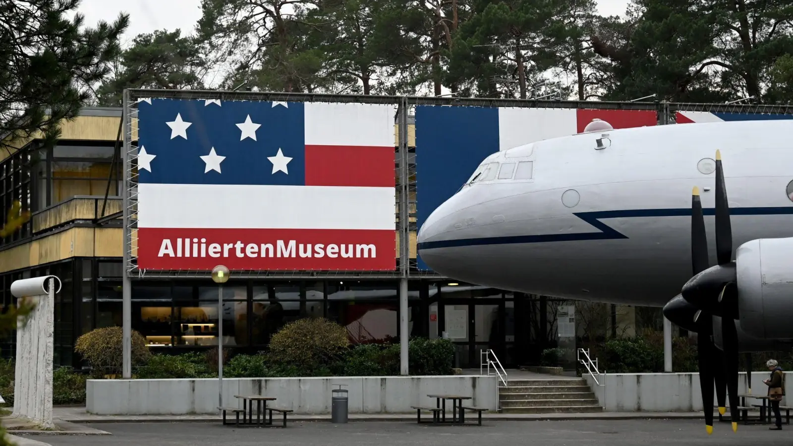 Im Bezirk Steglitz-Zehlendorf befindet sich Alliiertenmuseum. Auf dem Freigelände steht das Luftbrückenflugzeug Hastings TG 503 steht. (Foto: Jonathan Penschek/dpa)