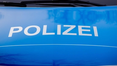 Zwei Männer haben auf einen Radfahrer eingeschlagen. Jetzt hoffen die Beamten der Polizeiinspektion Ansbach auf weitere Hinweise von möglichen Zeugen.. (Symbolbild: Christoph Soeder/dpa/Symbolbild)