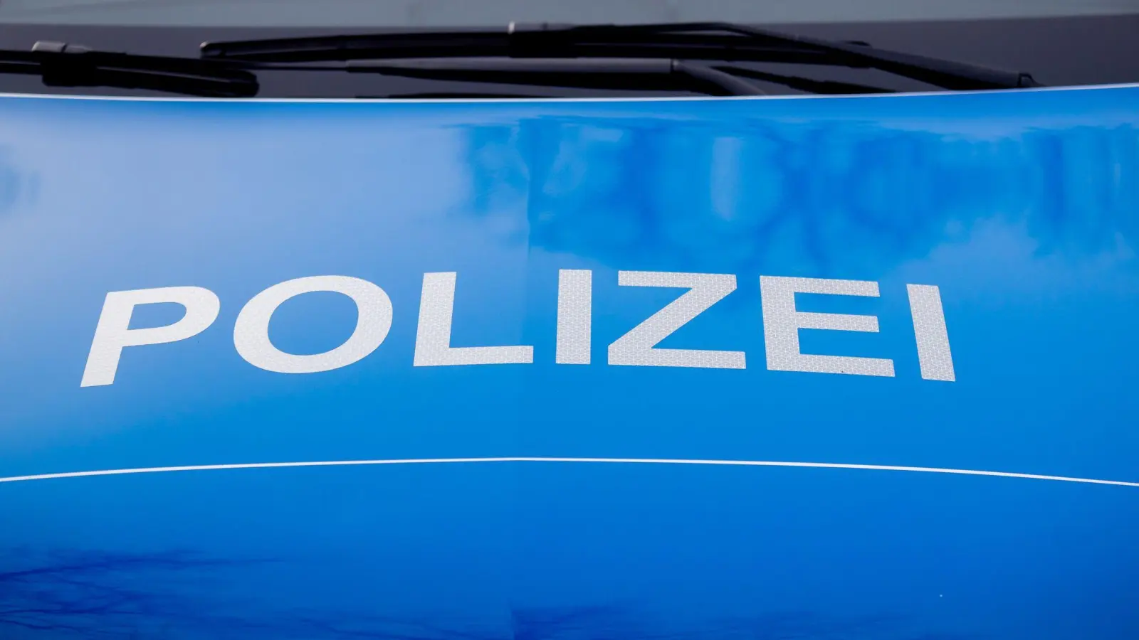 Der Polizei holte die Eltern an den Tatort, um ihre Kinder in Empfang zu nehmen. (Symbolbild: Christoph Soeder/dpa/Symbolbild)