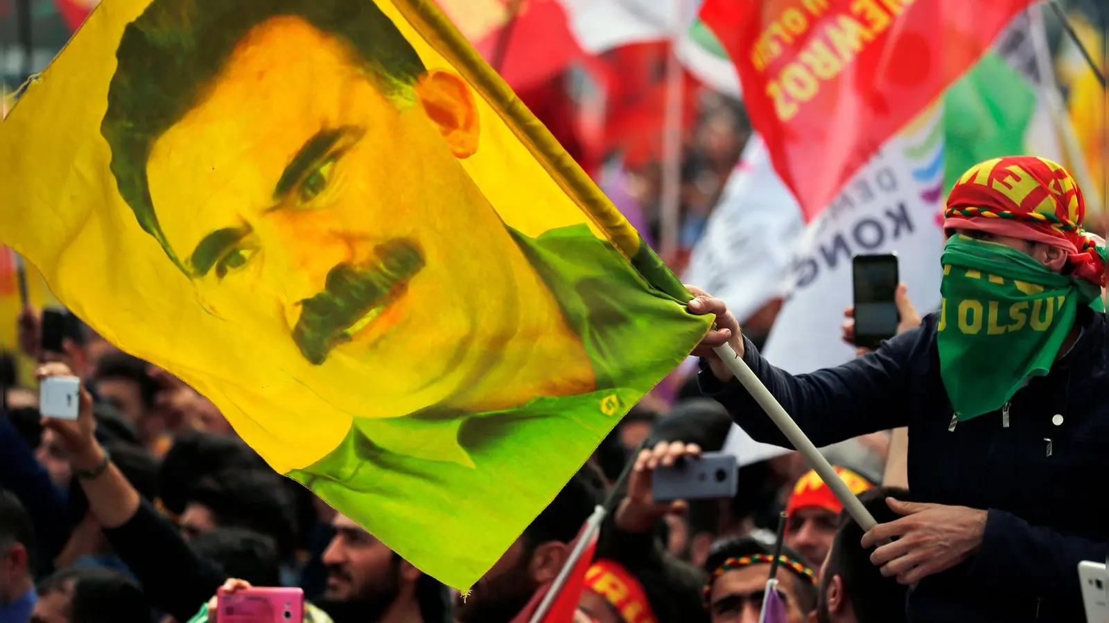 Öcalan hatt die PKK im Februar zur Auflösung aufgerufen. (Archivbild) (Foto: Lefteris Pitarakis/AP/dpa)