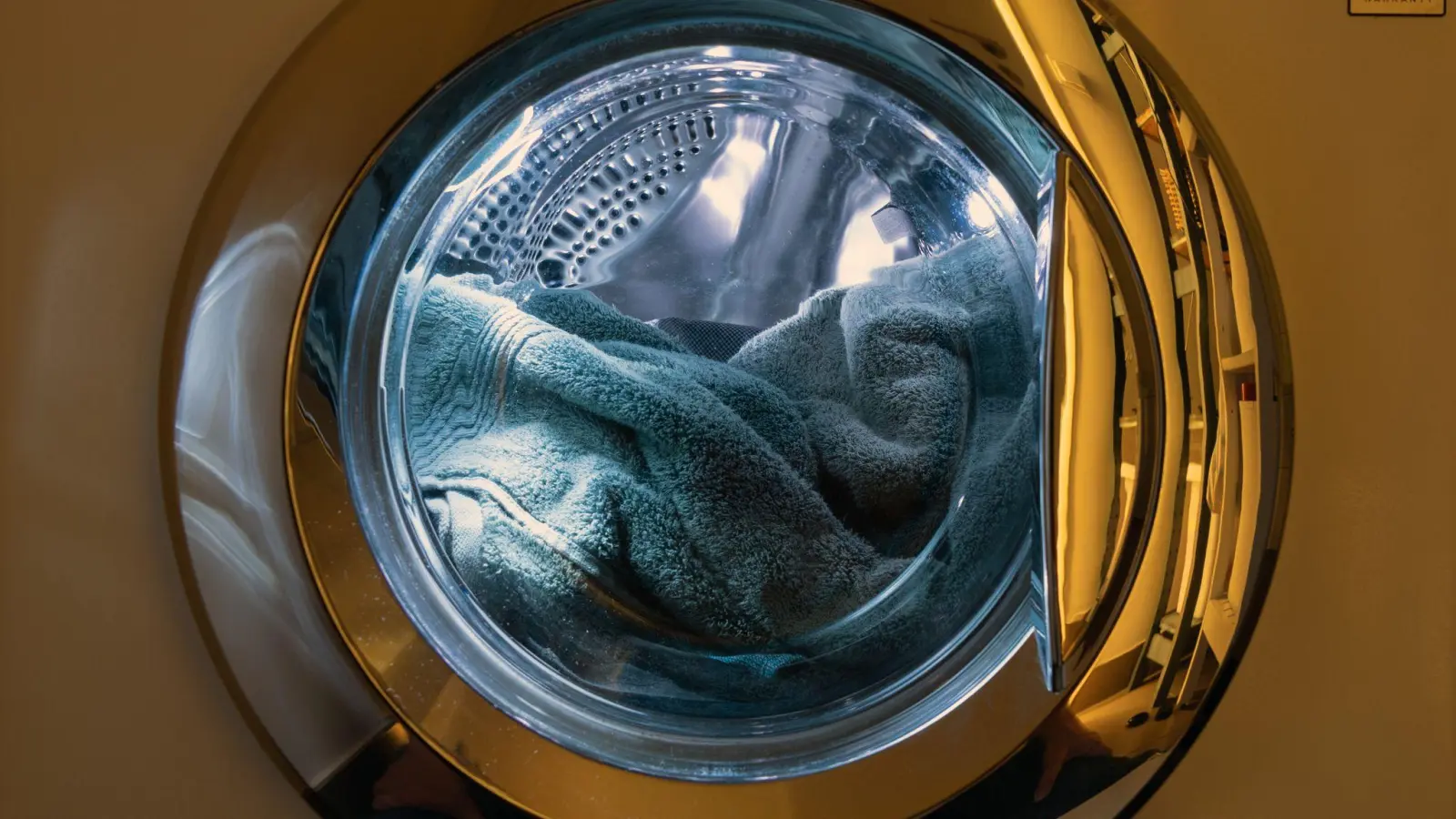 In Deutschlands Haushalten stehen über 40 Millionen Waschmaschinen. Waschen in der Nacht wäre einer Studie zufolge hilfreich für die Energiewende. (Foto: Soeren Stache/dpa-Zentralbild/dpa-tmn)