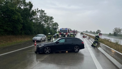 Nachdem er in die Schutzplanke geprallt war, blieb der Wagen des 28-Jährigen quer auf der A7 stehen.  (Foto: Feuerwehr Uffenheim)