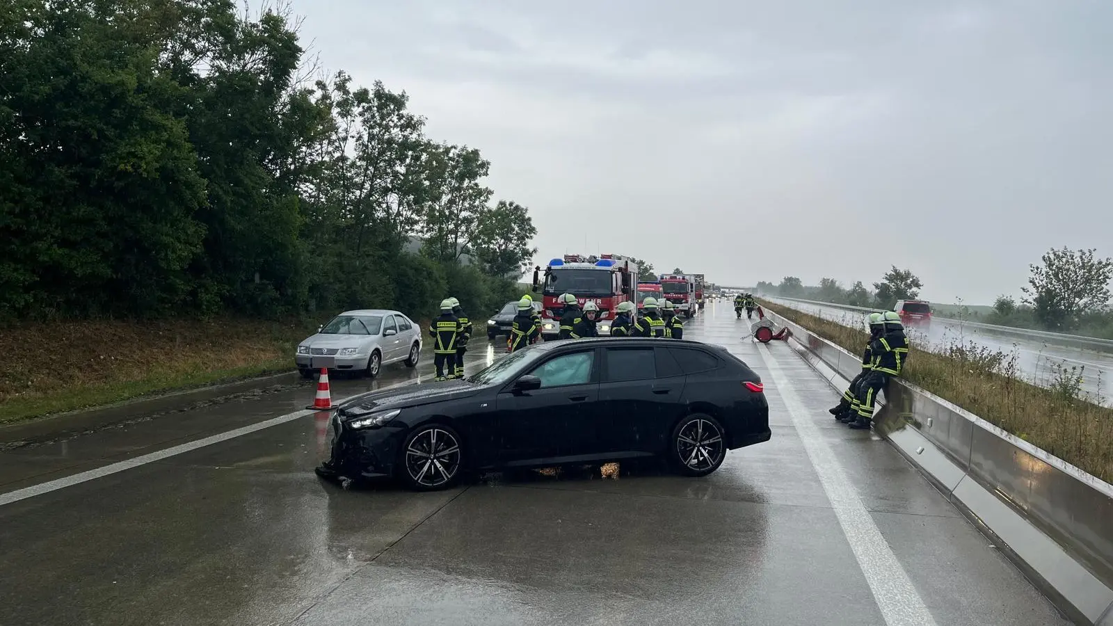 Nachdem er in die Schutzplanke geprallt war, blieb der Wagen des 28-Jährigen quer auf der A7 stehen.  (Foto: Feuerwehr Uffenheim)
