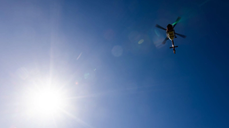 Ein Helikopter flog den Schwerverletzten in eine Klinik. (Symbolbild) (Foto: Philipp von Ditfurth/dpa)