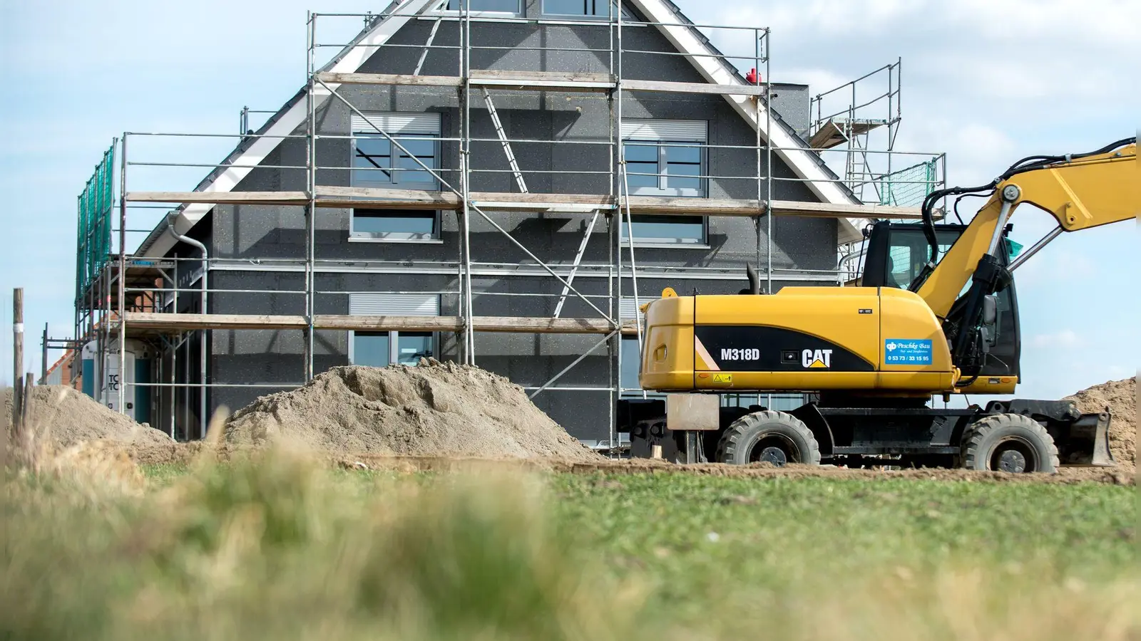 Der Bau eines Eigenheims erfordert einen langen Atem. Relativ zu Beginn des Vorhabens sollte ein Baugrundgutachten klären, wie der Boden beschaffen ist. (Foto: Hauke-Christian Dittrich/dpa/dpa-tmn)
