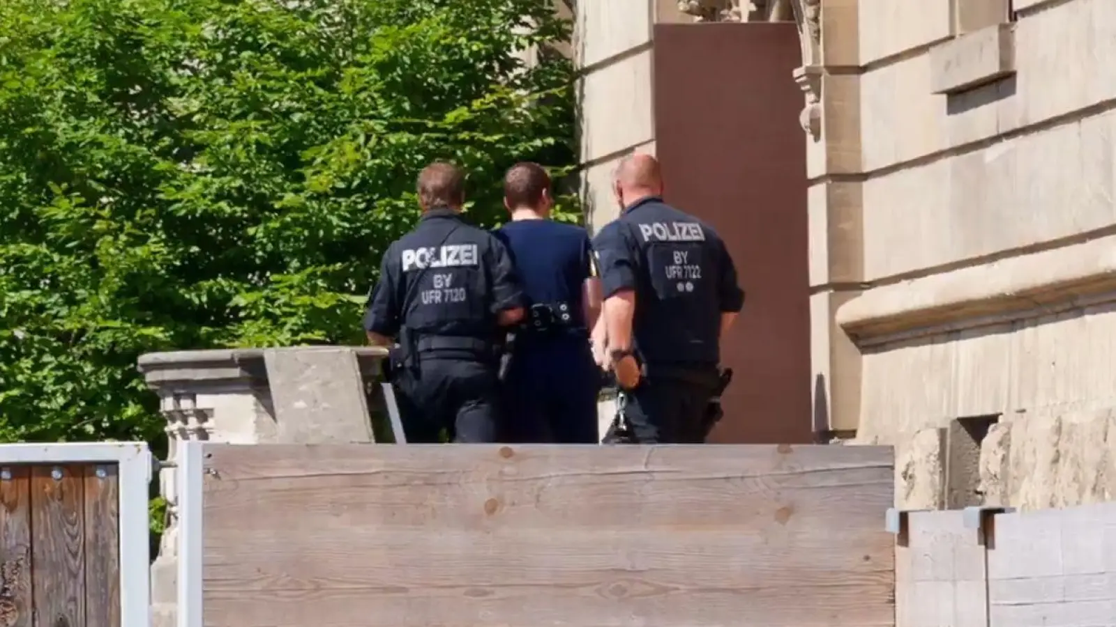 Der Verdächtige wurde am Mittwoch einem Ermittlungsrichter am Amtsgericht Schweinfurt vorgeführt. (Foto: Daniel Vogl/dpa)