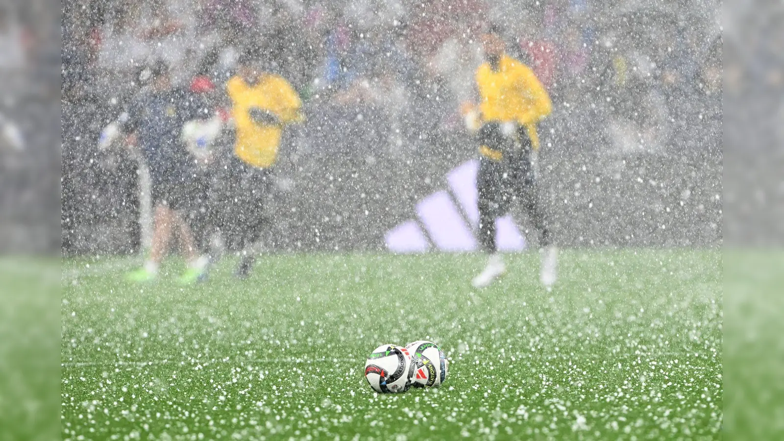 Der Start des Nations League- Halbfinales war verhagelt.    (Foto: Federico Gambarini/dpa)