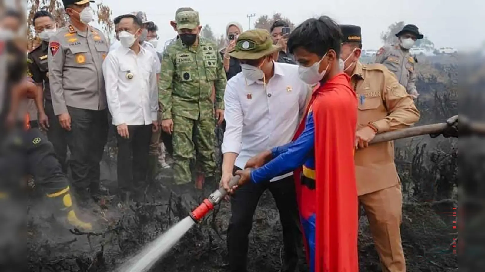 Der junge „Superman“ gilt schon jetzt als Symbolfigur im Kampf gegen die Flammen.  (Foto: Forestry Ministry Indonesia/dpa)