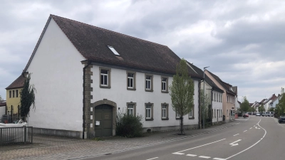 Das denkmalgeschützte Gebäude auf dem Gelände einer ehemaligen Pinselfabrik an der Ansbacher Straße in Bechhofen: Wie das Anwesen künftig genutzt wird, ist derzeit noch offen. (Foto: Johannes Flierl)