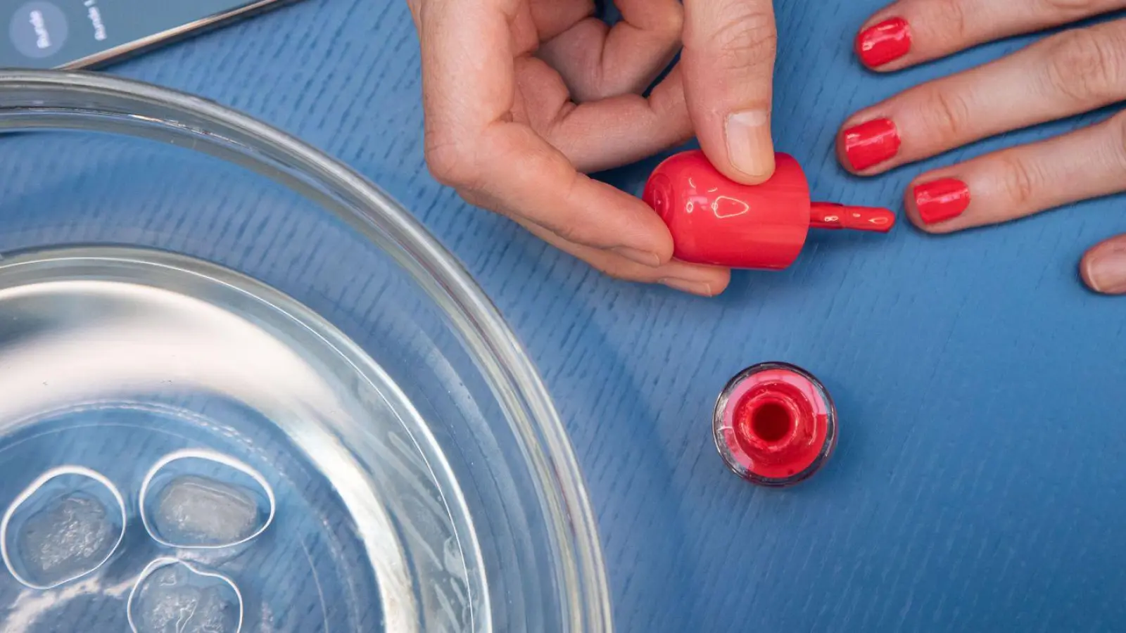 Schritt 1: Fingernägel lackieren und zwei Minuten warten, bevor die zweite Schicht aufgetragen wird. (Foto: Christin Klose/dpa-tmn)