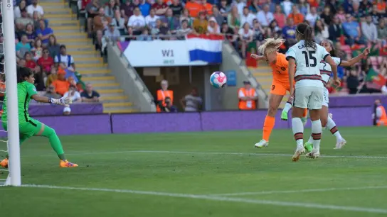 Die Niederländerin Stefanie van der Gragt (M) erzielt das zwischenzeitliche 2:0. (Foto: Jon Super/AP/dpa)