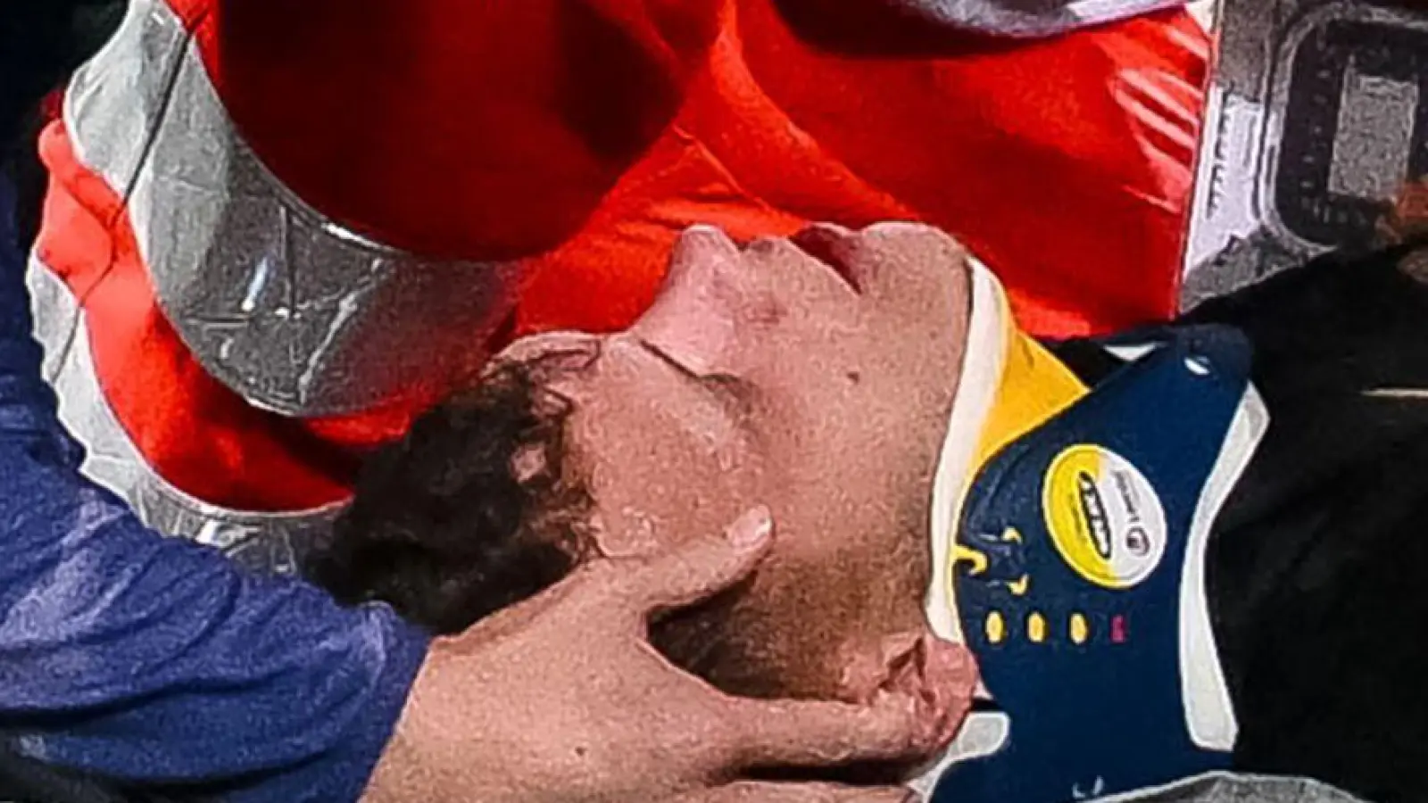 Robin Fellhauer (FC Augsburg) verletzte sich am Ende des Spiel gegen Bayern am Kopf (Foto: Harry Langer/dpa)