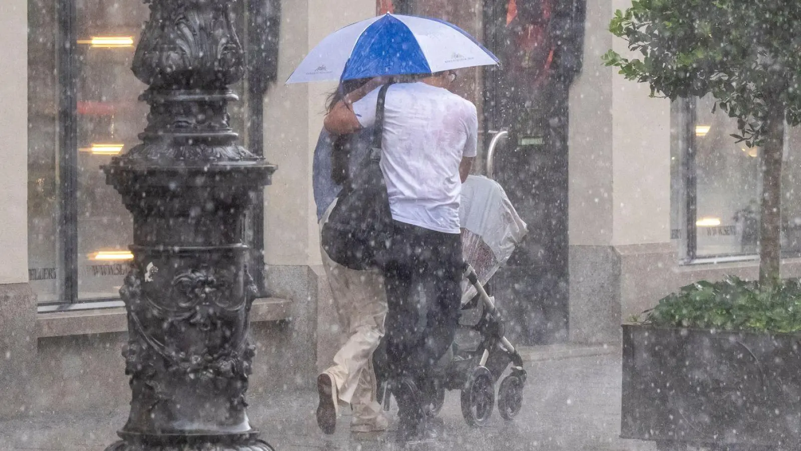 Laut einem Meteorologen wird so viel Regen fallen wie statistisch nur alle zehn Jahre. (Symbolbild) (Foto: Peter Kneffel/dpa)