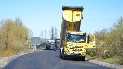 Die Bauarbeiten auf der Bundesstraße 470 laufen auf Hochtouren. Die Straße zwischen dem Diespecker Kreisel und der Stübacher Abzweigung wird derzeit asphaltiert. (Foto: Christa Frühwald)