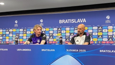 Nick Woltemade (l) freut sich auf das Finale - über den FC Bayern sagte er nichts. (Foto: Christian Kunz/dpa)