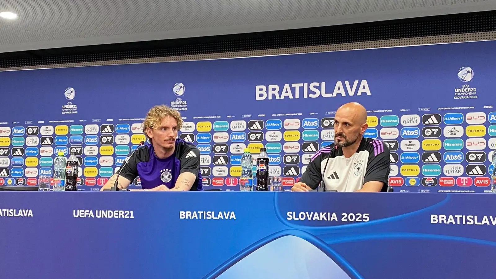 Nick Woltemade (l) freut sich auf das Finale - über den FC Bayern sagte er nichts. (Foto: Christian Kunz/dpa)