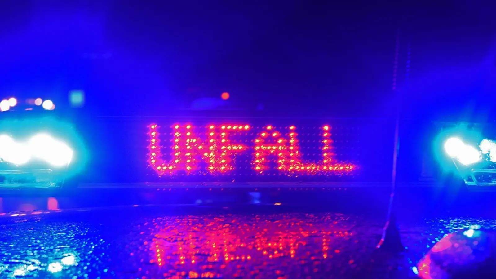 Wegen der aufwendigen Aufräumarbeiten blieb die A73 bei Nürnberg in beide Fahrtrichtungen gesperrt. (Symbolbild) (Foto: Stefan Puchner/dpa)