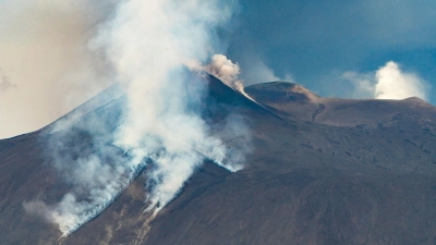 Der rund 3.350 Meter hohe Ätna ist Europas größter aktiver Vulkan. (Archivbild)  (Foto: Giuseppe Distefano/AP/dpa)