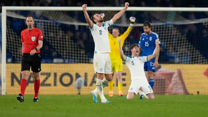 Englands Harry Kane jubelt über den Sieg gegen Italien. (Foto: Alessandra Tarantino/AP/dpa)
