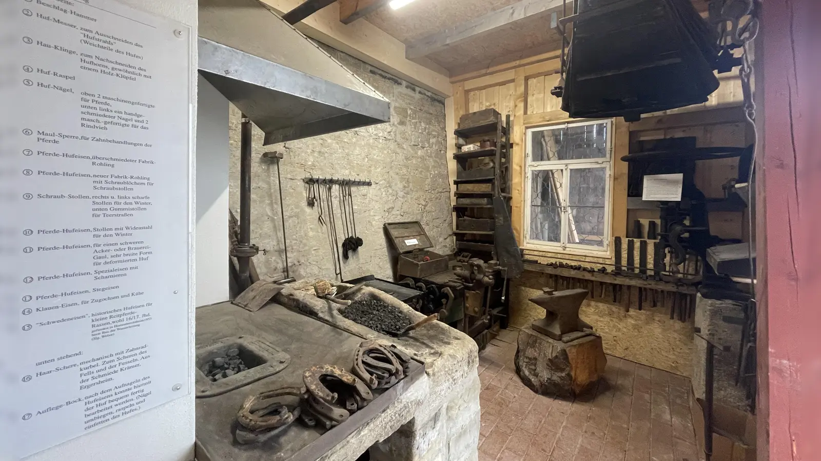 Die Schmiede ist in einen neuen Raum umgezogen, der sich im Museumshof befindet. (Foto: Gerhard Krämer)