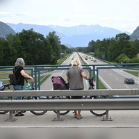 Sogar der Ausflugsverkehr blieb auf den Straßen weitgehend aus.  (Foto: Felix Hörhager/dpa)