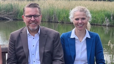 Freuen sich, dass es endlich losgehen kann (von links): Jürgen Heckel, Melanie Greifenstein, Rüdiger Eckardt und Birgit Grübler. Zum Start der Arbeiten wird beim See am Gradierwerk (im Hintergrund) Hand angelegt. (Foto: Anna Franck)