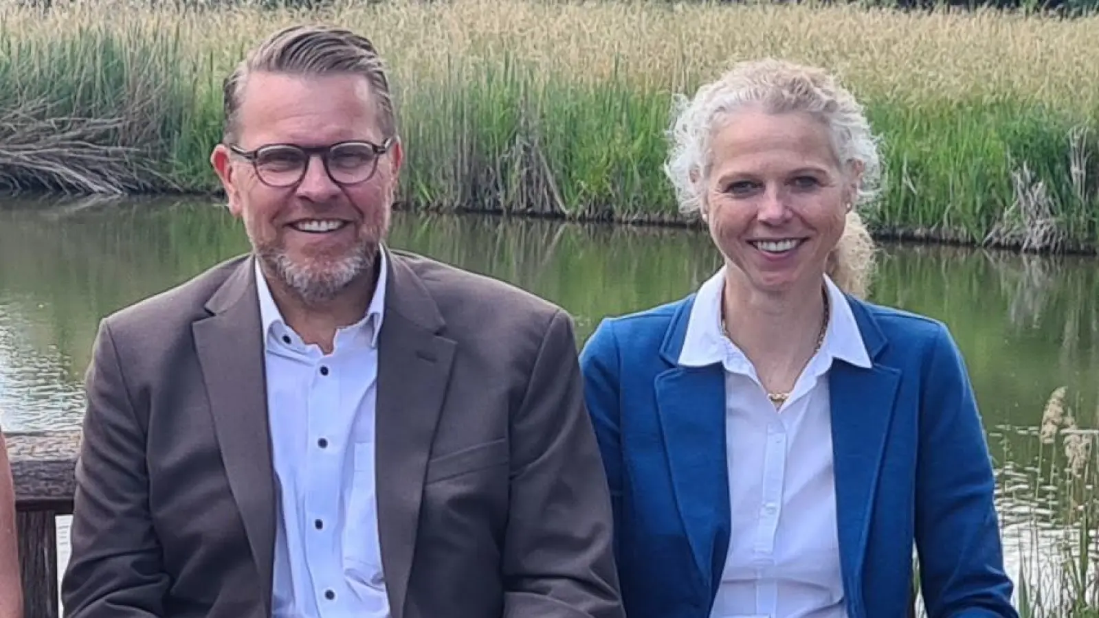 Freuen sich, dass es endlich losgehen kann (von links): Jürgen Heckel, Melanie Greifenstein, Rüdiger Eckardt und Birgit Grübler. Zum Start der Arbeiten wird beim See am Gradierwerk (im Hintergrund) Hand angelegt. (Foto: Anna Franck)