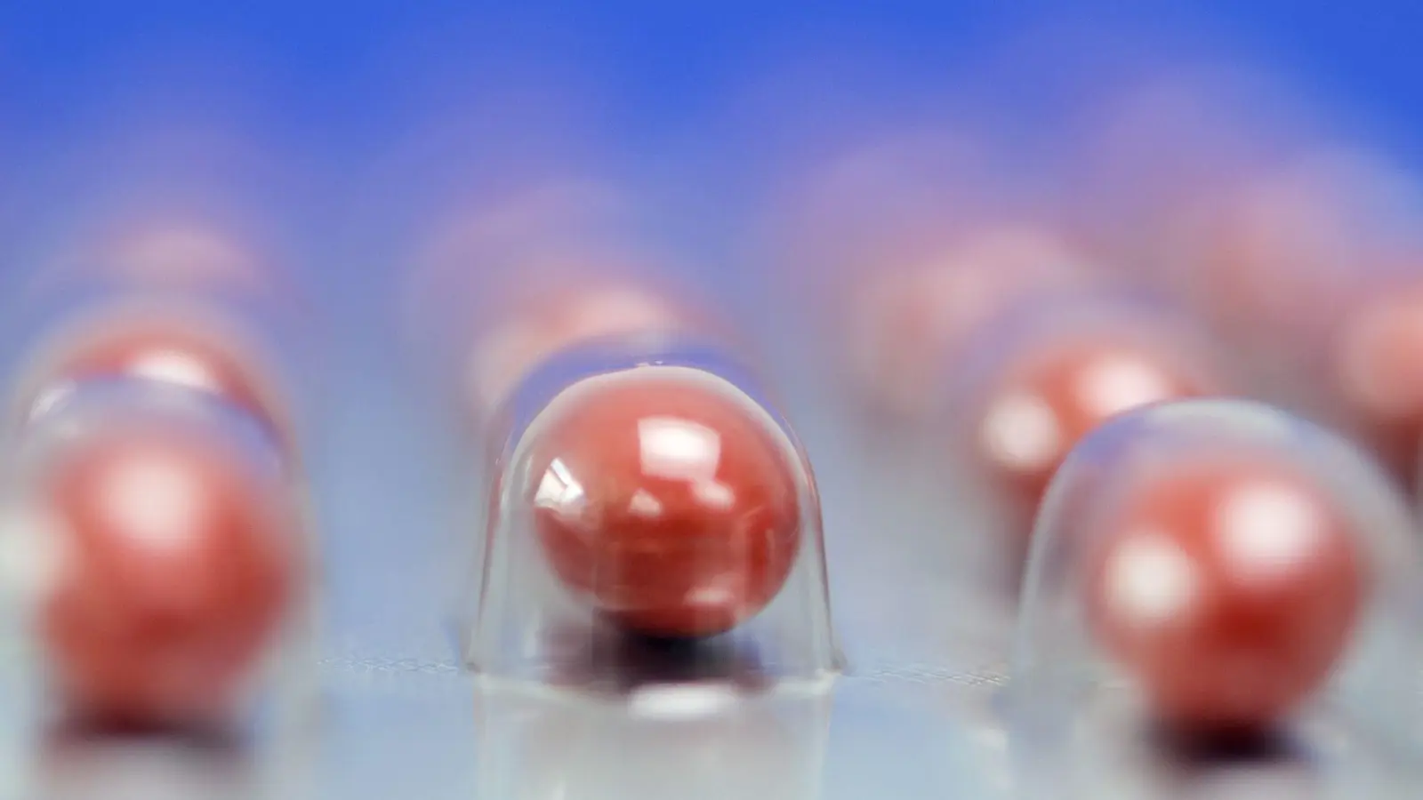 Betacarotin-Kapseln können dem Körper zwar eine leichte Brauntönung verleihen, einen ausreichenden Sonnenschutz bieten sie aber nicht. (Foto: Robert Günther/dpa-tmn)