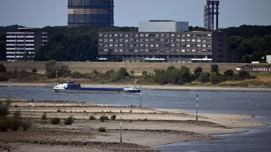 Ein Frachtschiff auf dem Rhein bei Duisburg. (Foto: Federico Gambarini/dpa)