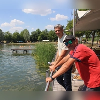 Ein echtes Kleinod: Das Naturfreibad im Merkendorfer Stadtteil Weißbachmühle hat die Einstufung als Geheimtipp längst verloren. Bürgermeister Stefan Bach und Platzwart Paul Rammler liegt es sehr am Herzen, dass alles rund läuft im Freibad sowie auf dem Wohnmobilstell- und dem Campingplatz. (Foto: Robert Maurer)