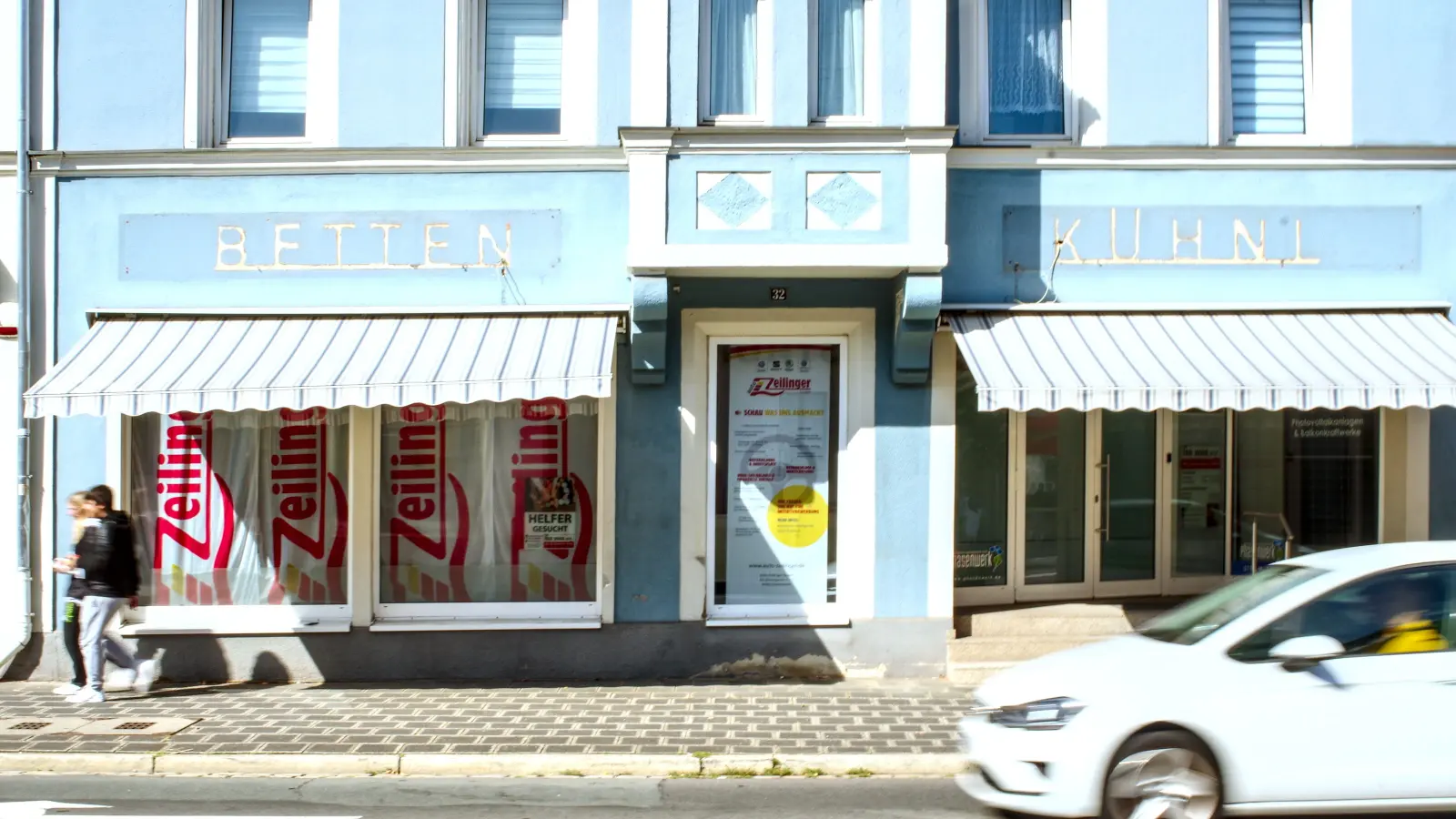Werbeplakate sollen die Klienten der Ausgabestelle der Tafel in der Wilhelmstraße vor unerwünschten Blicken schützen, doch die Art der Gestaltung wird vom Stadtrat abgelehnt. (Foto: Tizian Gerbing)